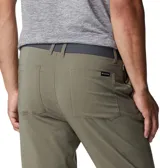 Pantalón de trekking color verde oliva, con repelencia al agua y protección solar UPF 50. Cuenta con elástico parcial en la cintura, bolsillos para las manos, bolsillo de seguridad con cremallera y bolsillos traseros.