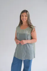 Musculosa verde con rayas verticales azules, confeccionada en lino italiano.