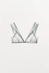 Bralette de encaje color gris con escote en V y doble tirante. Cierre trasero con gancho metálico.