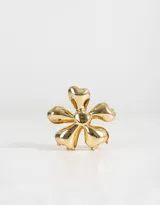 Broche dorado con forma de flor de cinco pétalos redondeados y centro circular.