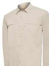 Camisa de manga larga color beige, con cuello clásico, cierre frontal con botones, dos bolsillos de parche en el pecho y ventilación en sisas y canesú. Confeccionada en tejido ultraligero de secado rápido con filtro UV 50+.