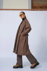 Tapado marrón de lana, corte oversize, con cuello solapa, cierre con botones y cinturón.