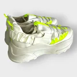 Championes blancos con plataforma, cordones y detalles en amarillo neón.