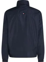 Campera de nailon reciclado color azul marino, con cierre de cremallera, cuello alto, bolsillos laterales y bolsillo en la manga. Se puede plegar para guardar fácilmente.