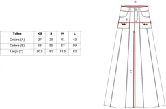 Pantalón de jean celeste de corte amplio con bolsillos delanteros y traseros.