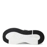 Championes Umbro Vex de hombre, color negro con detalles en blanco y gris. Presentan una capellada de malla transpirable, cordones negros, logo de Umbro en el lateral y una suela gruesa con amortiguación.