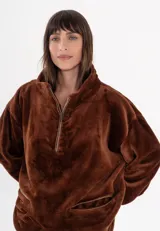 Abrigo de peluche color chocolate con detalles de cuero, corte holgado y cuello alto.