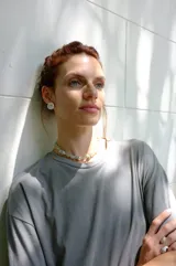 Collar regulable de bronce macizo con cuentas de piedra natural de cuarzo lima y jaspe rojo, y un dije central de labradorita.