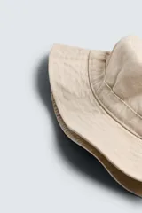 Sombrero tipo bucket azul marino de algodón con efecto lavado y ala ancha con pespuntes.