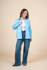 Jean de tiro alto con silueta amplia y corte recto. Denim de algodón con spandex.