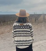 Sweater tejido a mano con lana merino virgen y lana negra, con diseño geométrico en blanco y negro.