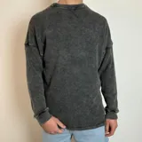 Buzo de hombre confeccionado en tela waffle de algodón, color gris oscuro, con corte oversize y mangas largas.