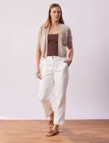 Bolero tejido color beige, marca Ninety, de manga corta con apliques de botones en los puños.