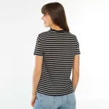 Camiseta de manga corta con cuello redondo y estampado a rayas horizontales blancas y negras.