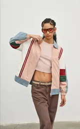 Campera bomber con paneles en bloques de color: blanco, rosa pastel, celeste denim, verde y bordó. Presenta cierre frontal, cuello camisero, mangas largas abullonadas con puños elásticos y ruedo elástico.