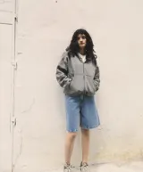 Bermuda de jean unisex de corte recto y tiro alto.