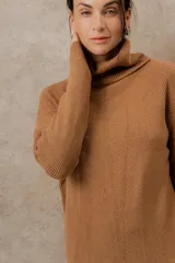 Vestido corto negro de hilo con cuello alto y corte en V en la parte inferior.