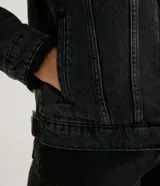 Campera de jean para mujer marca Blue Steel, color negro con lavado sutil. Cuenta con forro de felpa negro en el cuello y el interior, cuello camisero, manga larga, bolsillos delanteros con solapa y cierre frontal mediante botones metálicos.