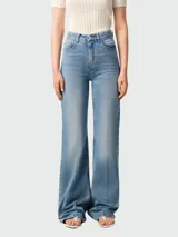 Pantalón de jean de tiro alto, color celeste claro con efecto desgastado y corte acampanado (wide leg).