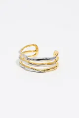 Pulsera rígida de diseño triple con acabado metálico bicolor en tonos dorado y plateado. Presenta una textura orgánica irregular y un diseño abierto tipo cuff.