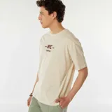 Remera color beige de corte recto y manga corta, con estampa frontal de la inscripción "NYC" en color marrón.