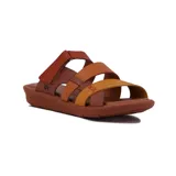 Sandalias bajas de cuero color marrón con tiras combinadas en tonos naranja y amarillo.