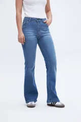 Jean de tiro medio, corte ajustado en cintura y caderas, con pierna acampanada.