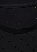 Camiseta negra de algodón con cuello redondo, manga corta y diseño calado con bordados.