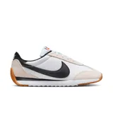 Championes Nike Pacific de mujer, color blanco con detalles en negro y suela color caramelo.
