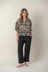 Pantalón de lino negro de corte recto.