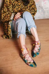 Bailarinas combinadas en python y napa, con cordones y detalle de flores.