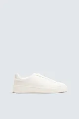Zapatillas urbanas de cuero color blanco, con cordones y suela de goma con plataforma.