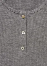 Camiseta gris de lyocell con cuello redondo y cierre de botones.