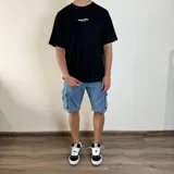 Bermuda de jean celeste con bolsillos cargo laterales y traseros.