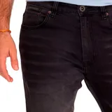 Pantalón de jean color verde militar, de corte slim, con cinco bolsillos y logo CAT en la parte trasera.