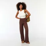 Body blanco de microfibra con sisa tipo blazer y cuello redondo.