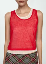 Musculosa roja de tejido de punto fino con cuello redondo y tirantes anchos.