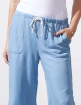 Pantalón capri de lyocell celeste, corte wide leg, con pretina elástica ajustable con lazo y bolsillos delanteros.