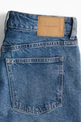 Short de jean azul de tiro alto, corte recto y cinco bolsillos.