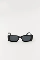 Lentes de sol rectangulares de acetato negro con cristales grises.