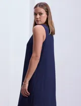 Vestido corto azul marino con escote halter fruncido y forro interno a tono.