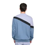 Buzo de hombre Umbro de corte clásico, con cuello redondo y mangas largas. Diseño color block en azul piedra, gris melange y negro, con logo Umbro estampado en diagonal sobre el pecho.
