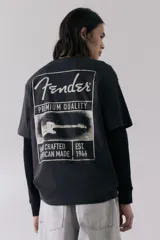 Remera negra de corte holgado con estampado frontal de la marca Fender en color blanco.
