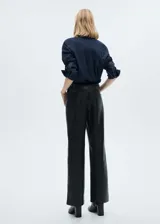 Pantalón de cuero negro de corte recto.