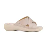 Sandalias negras con tiras cruzadas y perforadas, con plataforma baja.