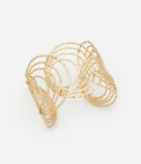 Pulsera rígida dorada con textura martillada y detalle de eslabones.