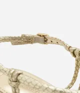 Sandalias de tacón bloque color dorado con tiras finas cruzadas con textura de piel de serpiente, hebilla lateral y punta redonda.