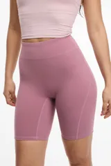 Calza corta de lycra color violeta.