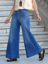 Pantalón de jean azul de corte pata elefante, tiro medio y confeccionado en denim con lycra.