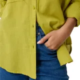 Camisa verde de manga larga con cuello clásico, bolsillo en el pecho y cierre con botones.